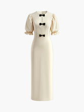 Langes Kleid mit Schlitz am Rücken und Puffärmeln
